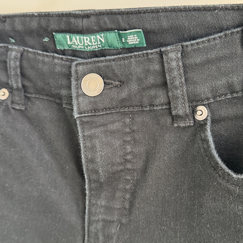 Ralph Lauren Denim. Straight Leg. Mid Rise. Black. 

Inseam 30"
Rise 9"
Size 2